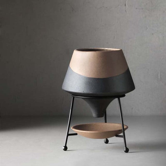 Kreativer Blumentopf aus Keramik im nordischen Stil