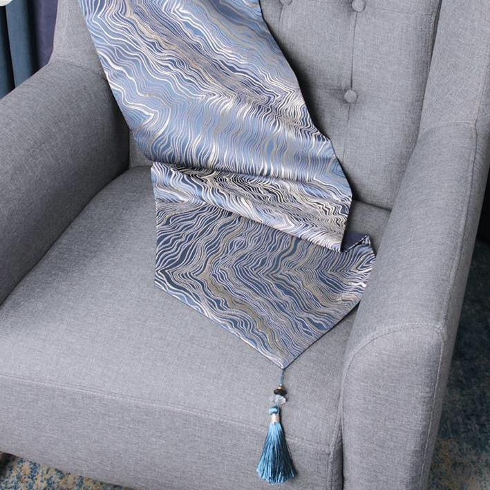 Moderne goldene Satin-Tischläufer