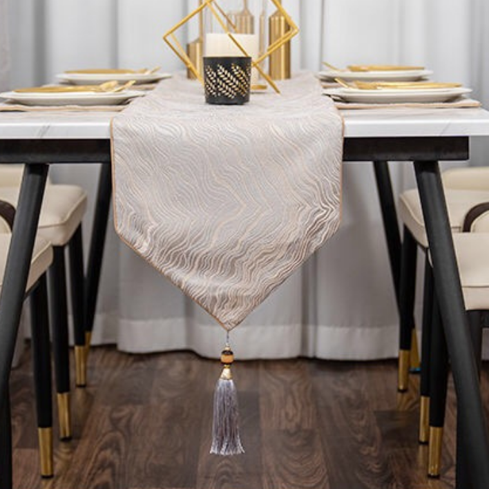 Moderne goldene Satin-Tischläufer