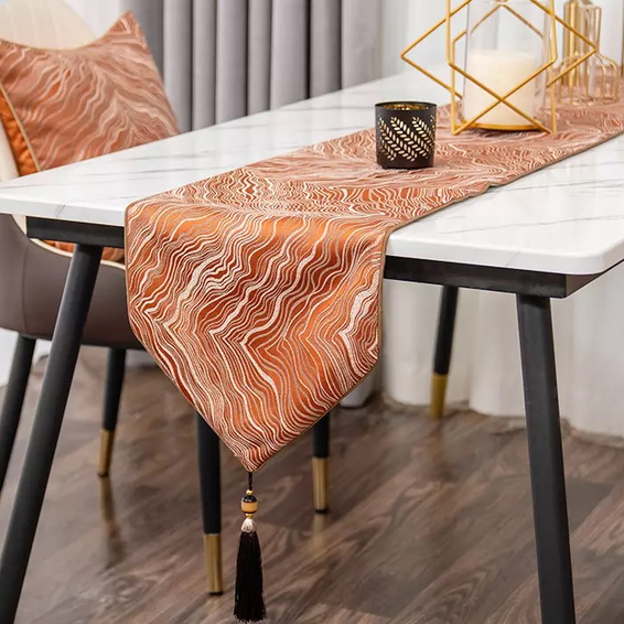 Moderne goldene Satin-Tischläufer