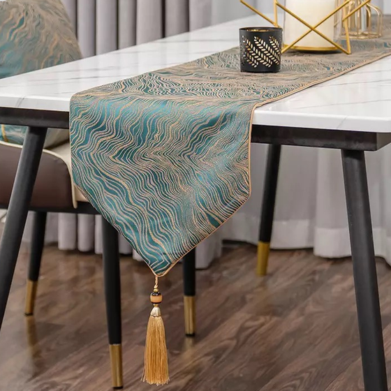 Moderne goldene Satin-Tischläufer