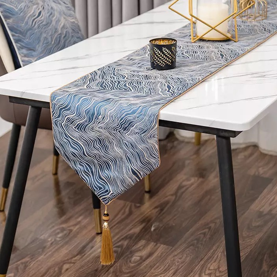 Moderne goldene Satin-Tischläufer