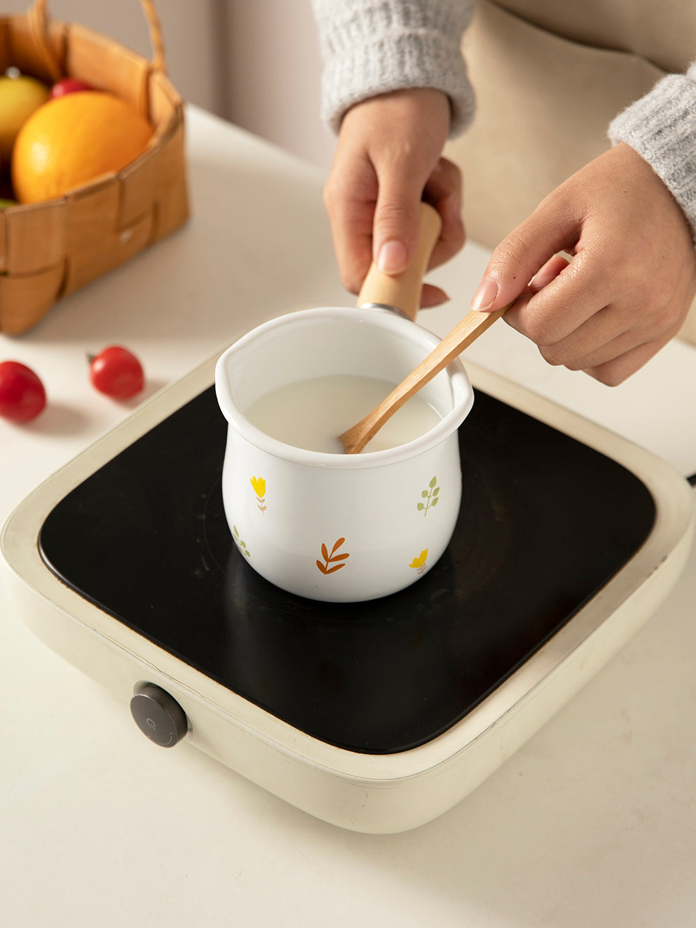 Milchtopf aus Emaille mit Holzgriff