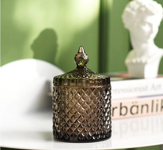 Retro-Aufbewahrung aus grünem Glas im nordischen Stil