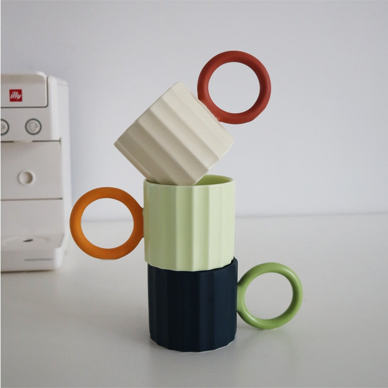 Kaffeetasse aus Keramik mit großem Henkel im nordischen Stil