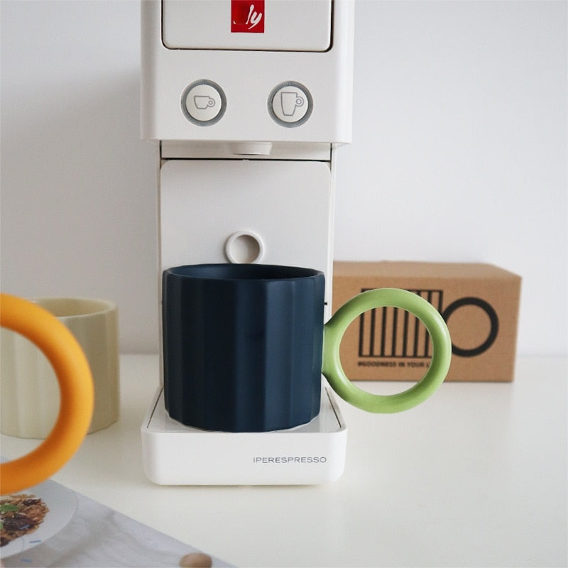 Kaffeetasse aus Keramik mit großem Henkel im nordischen Stil