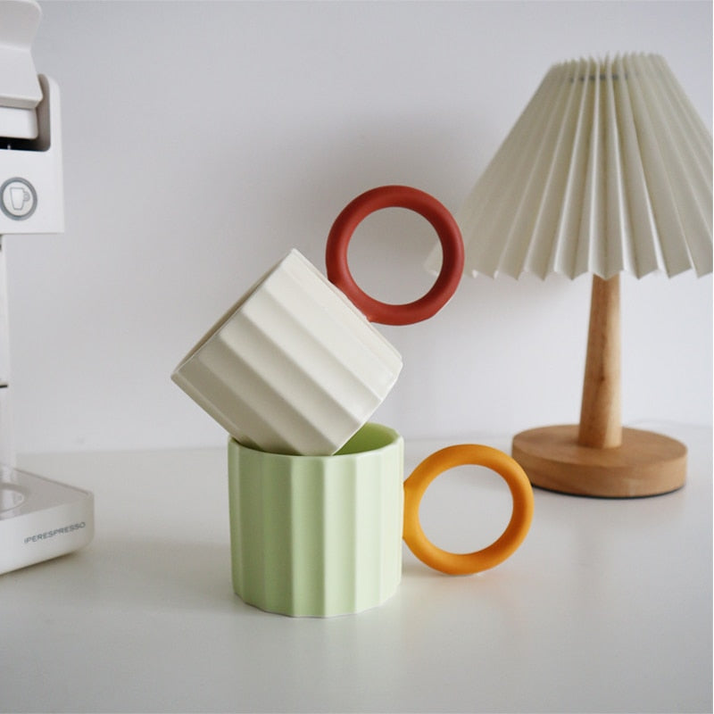 Kaffeetasse aus Keramik mit großem Henkel im nordischen Stil