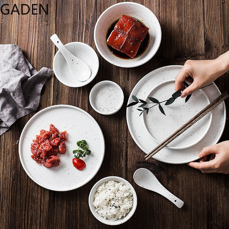 Weißes Keramikset Schalen und Teller Nordic Style