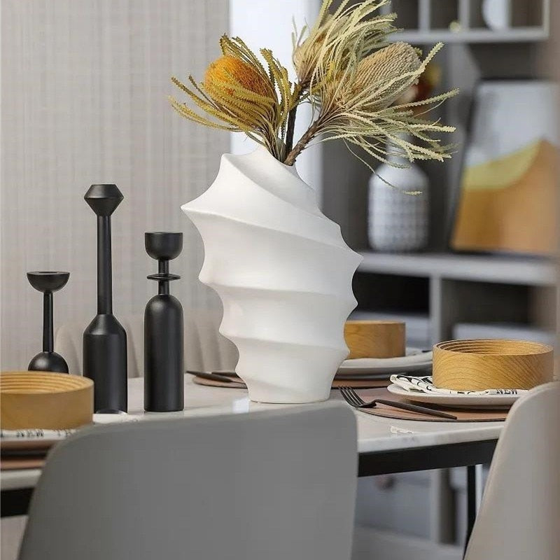 Schwarze Kerzenhalter aus Holz im nordischen Stil