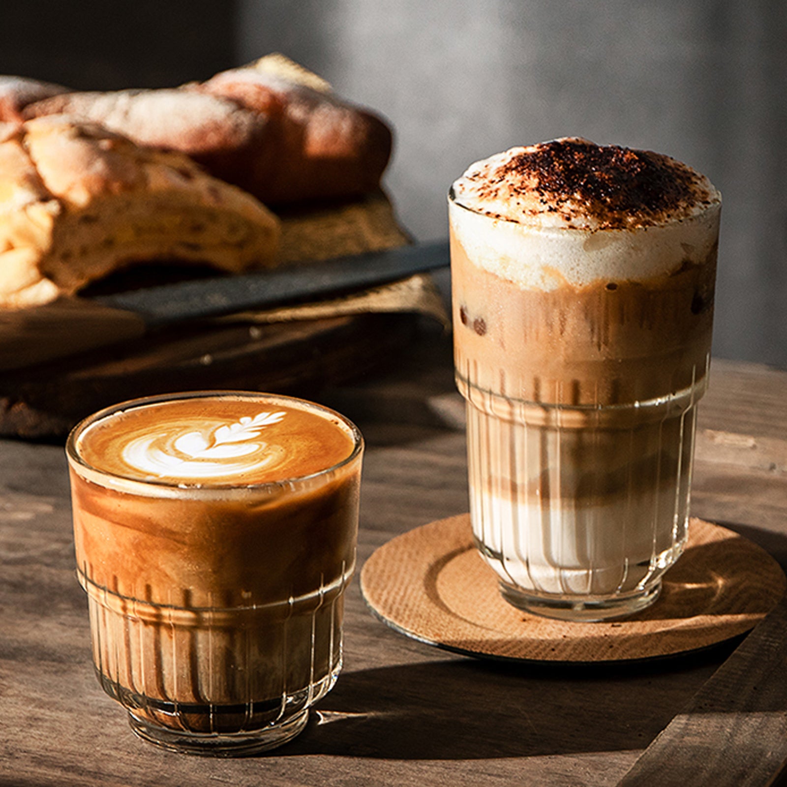 Glaswaren im Origami-Stil mit geprägten Streifen