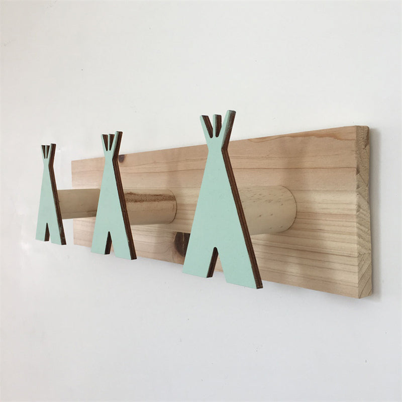 Nordische Zelthaken aus Holz Wand