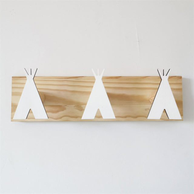 Nordische Zelthaken aus Holz Wand