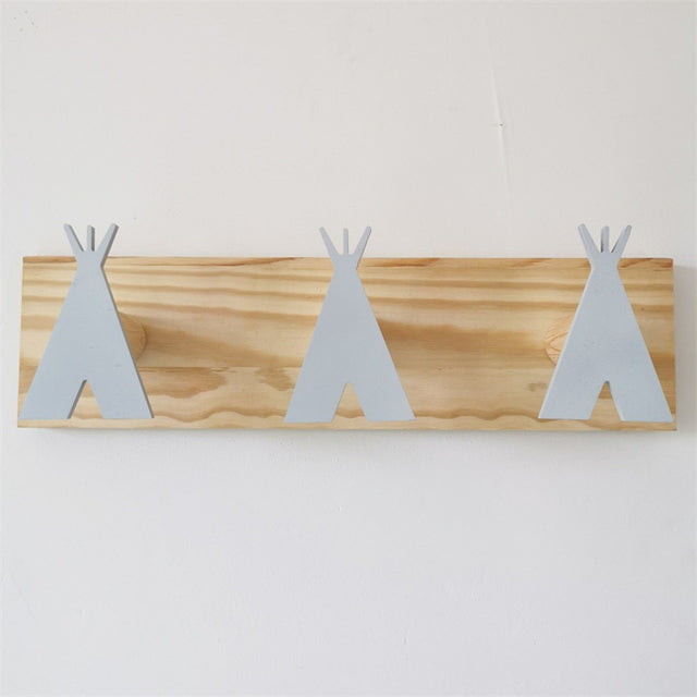 Nordische Zelthaken aus Holz Wand