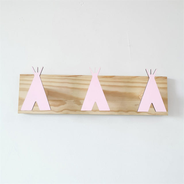 Nordische Zelthaken aus Holz Wand