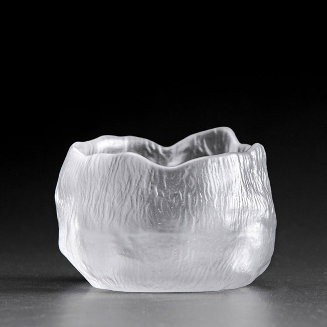 Handgefertigte Teetasse aus verdicktem Glas im japanischen Stil