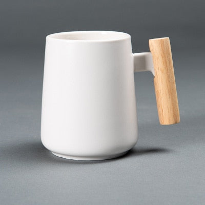 Kaffeetasse aus Keramik im nordischen Stil mit Holzgriff