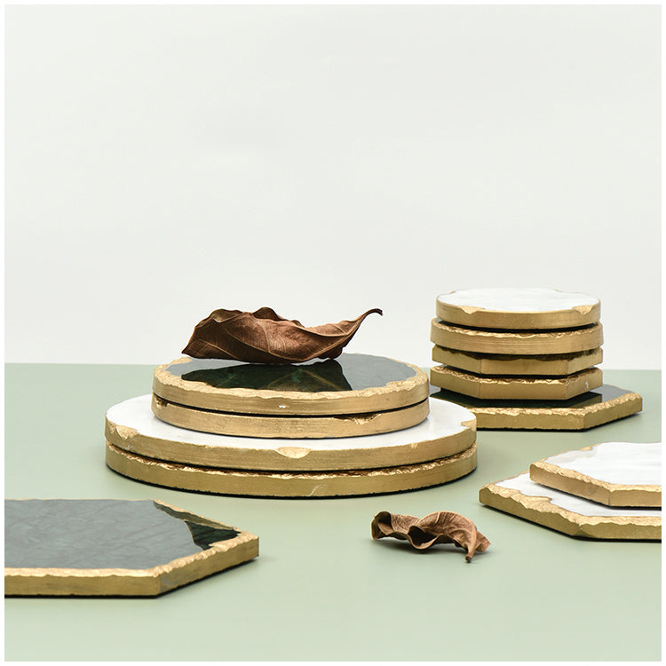 Tabletts aus natürlichem Marmor mit goldenen Strichen