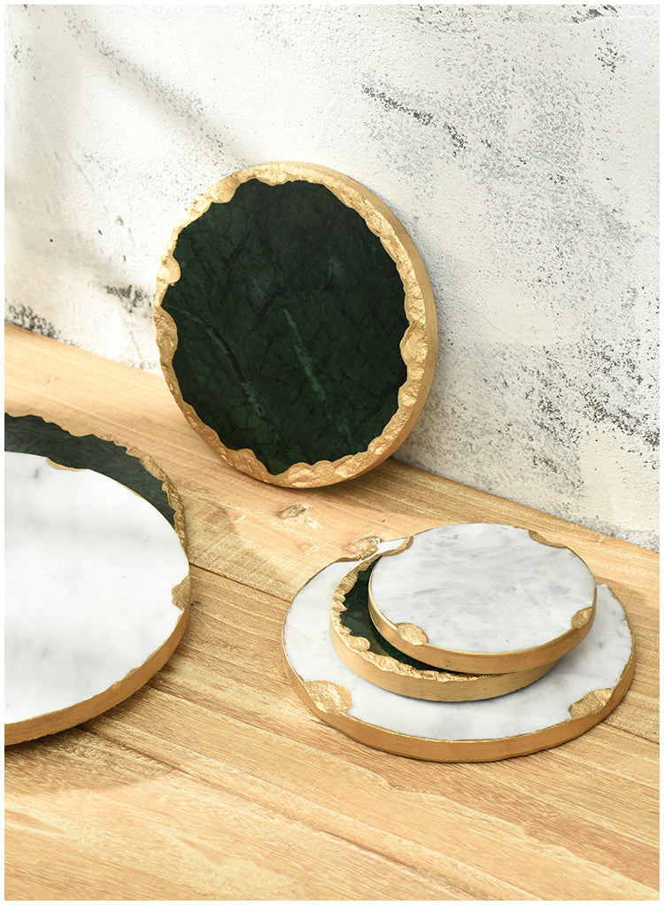 Tabletts aus natürlichem Marmor mit goldenen Strichen