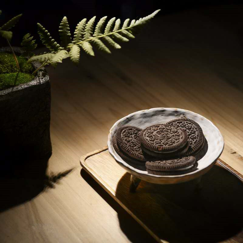 Runde Dessertteller aus Keramik mit Füßen