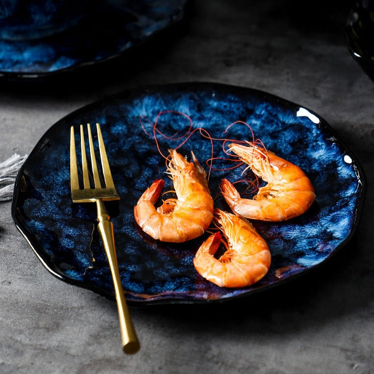 Keramische blaue Teller und Schüsseln im japanischen Retro-Stil