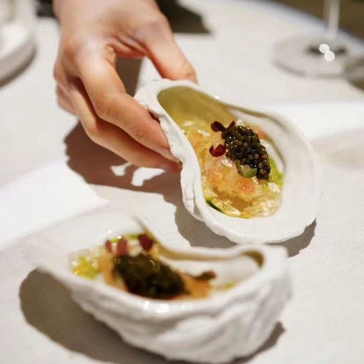 Unregelmäßiger Keramikteller in Austernform