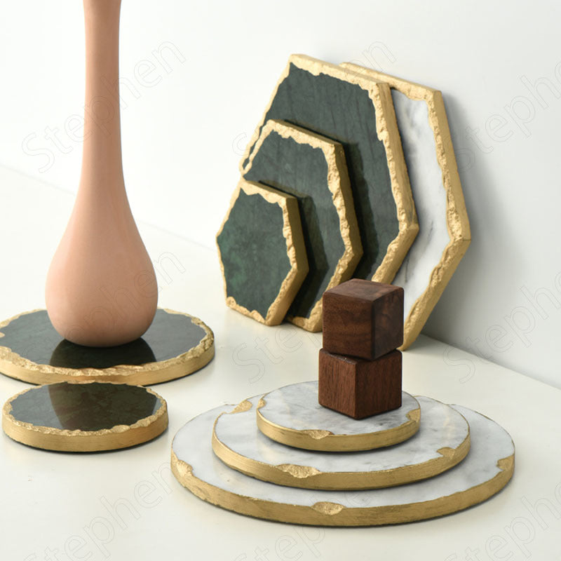 Tabletts aus natürlichem Marmor mit goldenen Strichen