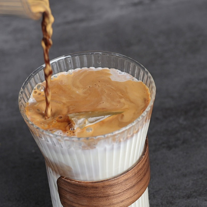 Glas-Kaffeebecher mit Walnuss-Halterung