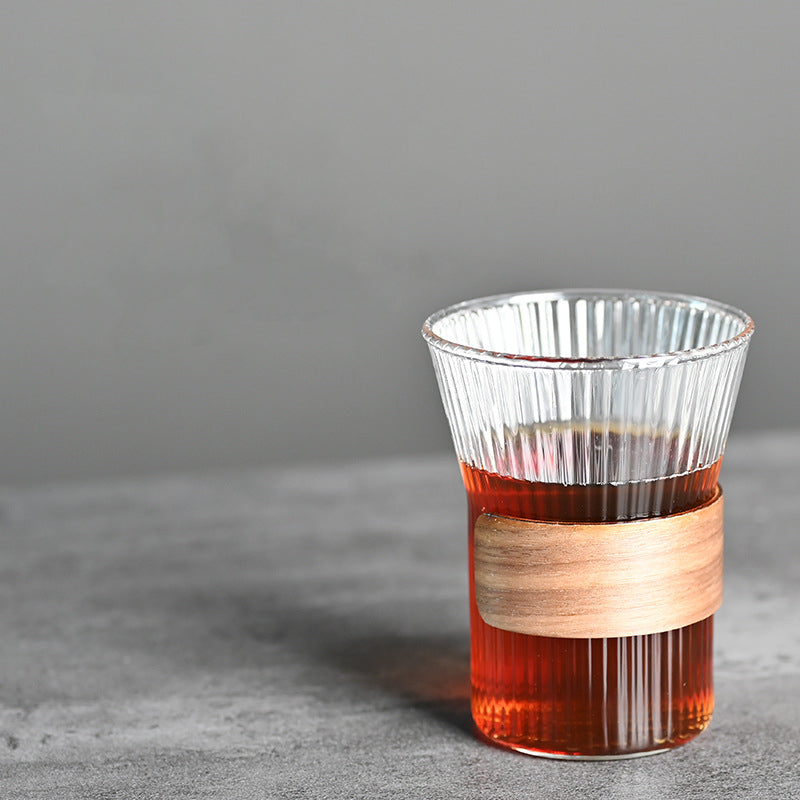 Glas-Kaffeebecher mit Walnuss-Halterung