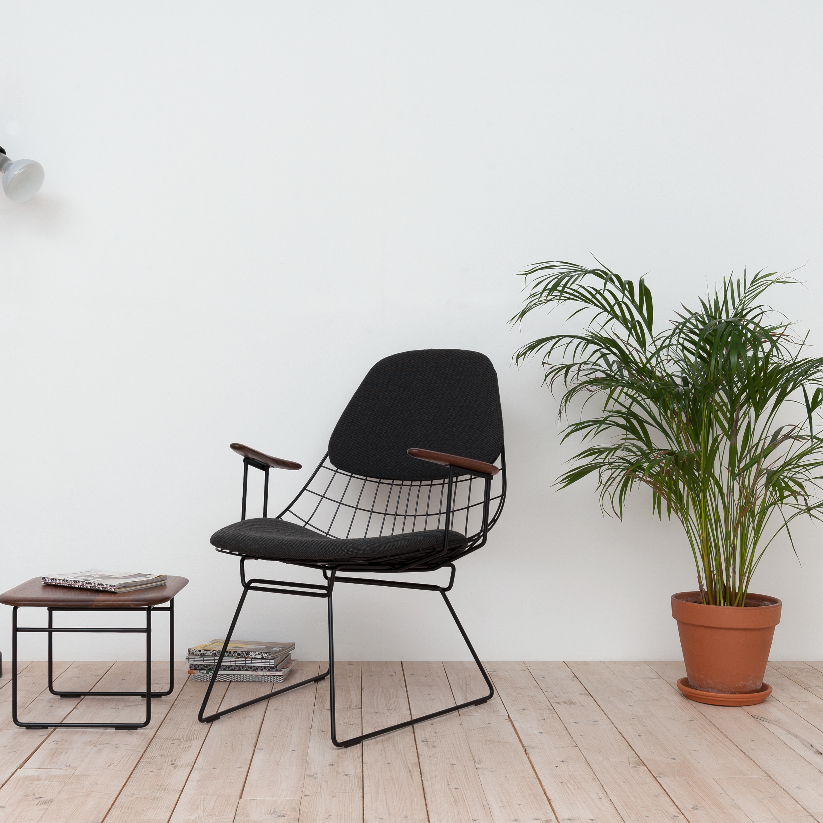 FM06 Wire Lounge Chair front view interior