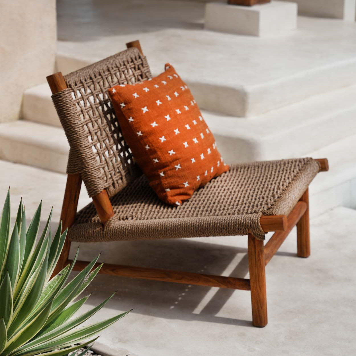 THE IIHA VIRO One Seater Natural Brown Outdoor