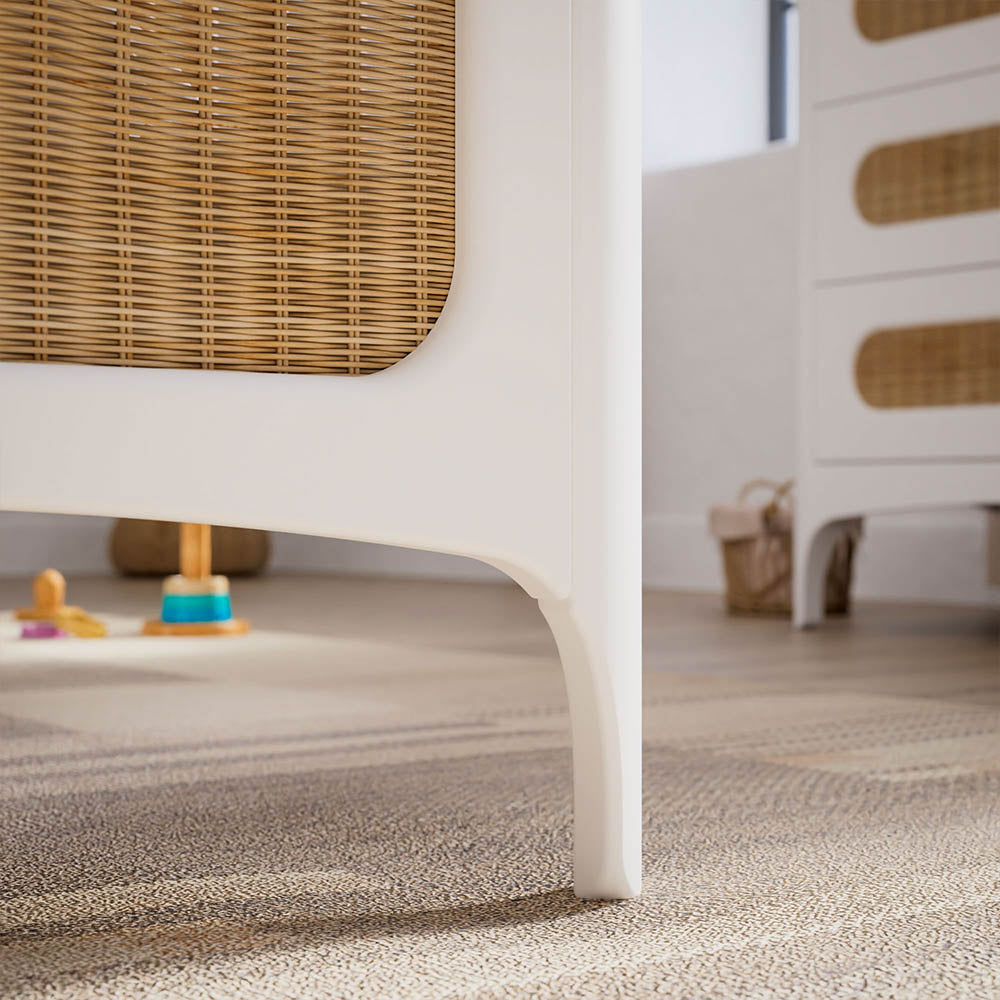 NEREIDES LIT Bed 60X120 - Neige with wicker sides on a carpeted floor