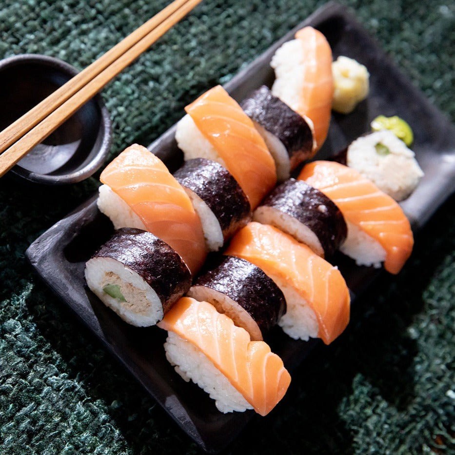 THE BURNED Sushi Plate medium size with sushi