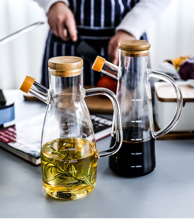 Transparente Ölflasche aus Glas mit Griff