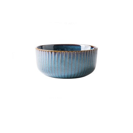 Glasiertes Keramikgeschirr im nordischen Stil