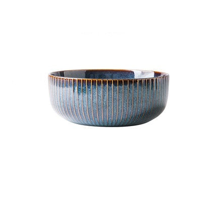 Glasiertes Keramikgeschirr im nordischen Stil