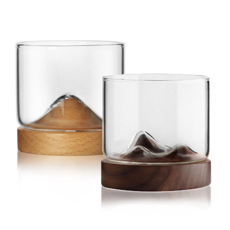 Transparentes Bergglas mit Holzsockel