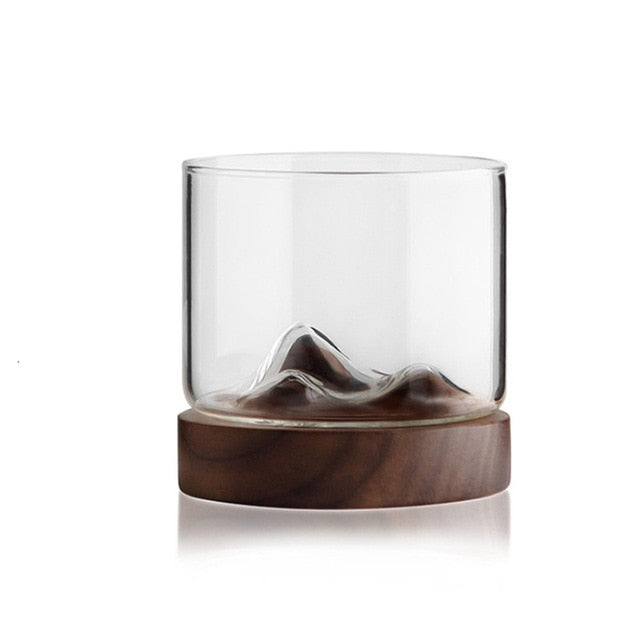 Transparentes Bergglas mit Holzsockel