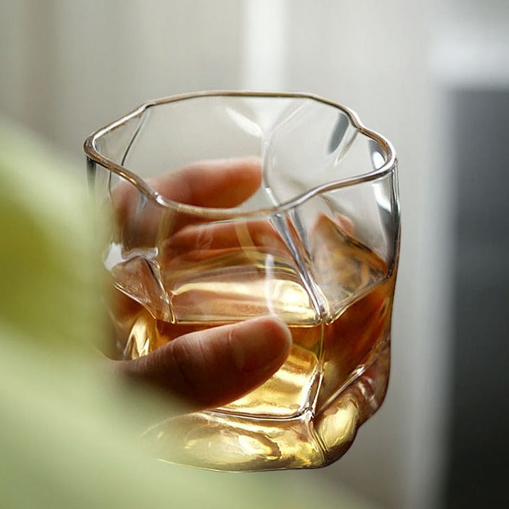 Japanische Whiskygläser mit unregelmäßiger Form