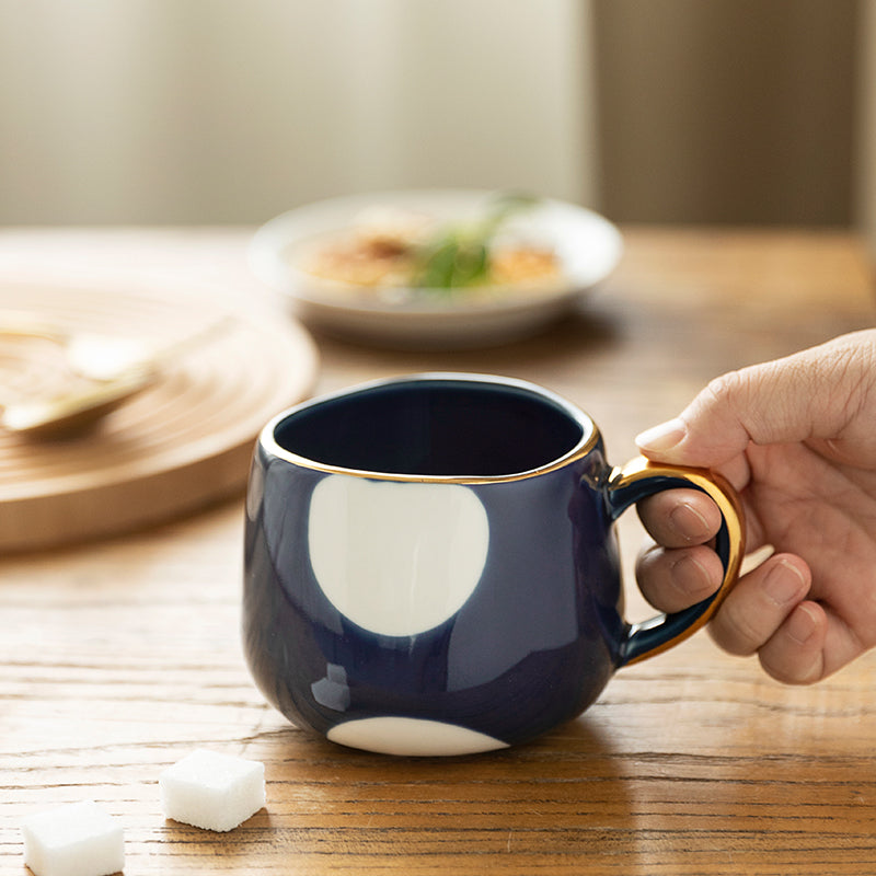 Kreative Kaffeetasse aus Keramik mit Punkten und Streifenmustern