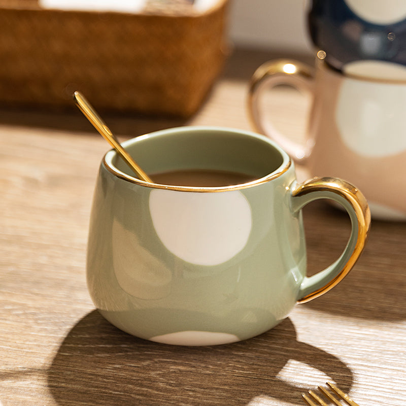 Kreative Kaffeetasse aus Keramik mit Punkten und Streifenmustern