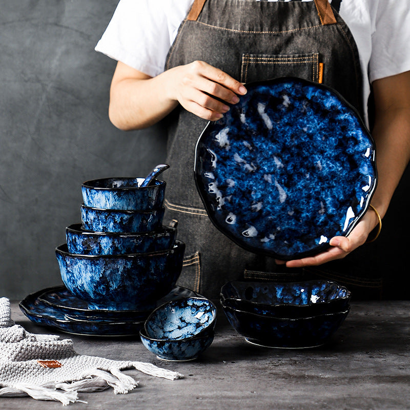 Keramische blaue Teller und Schüsseln im japanischen Retro-Stil