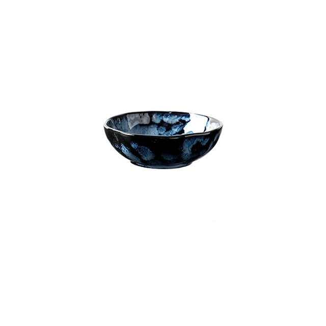 Keramische blaue Teller und Schüsseln im japanischen Retro-Stil