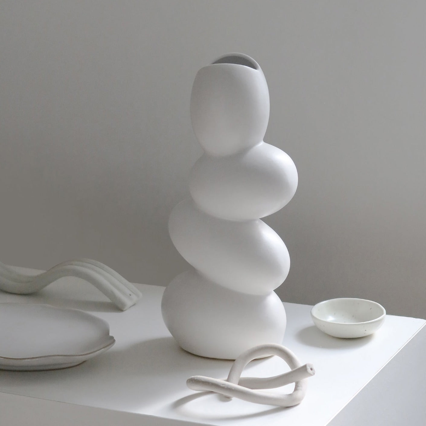 Elegante weiße eiförmige Vase aus mattierter Keramik