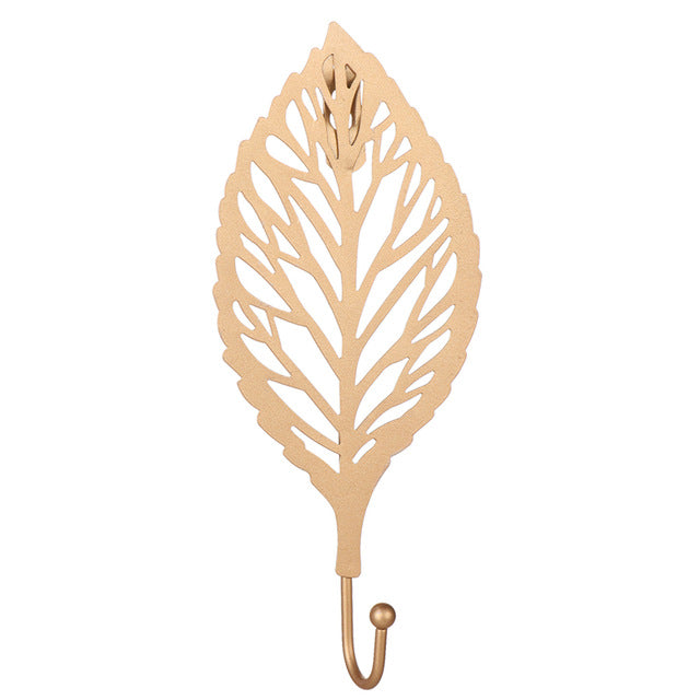 Eisenhaken in Form eines goldenen Blattes im nordischen Stil
