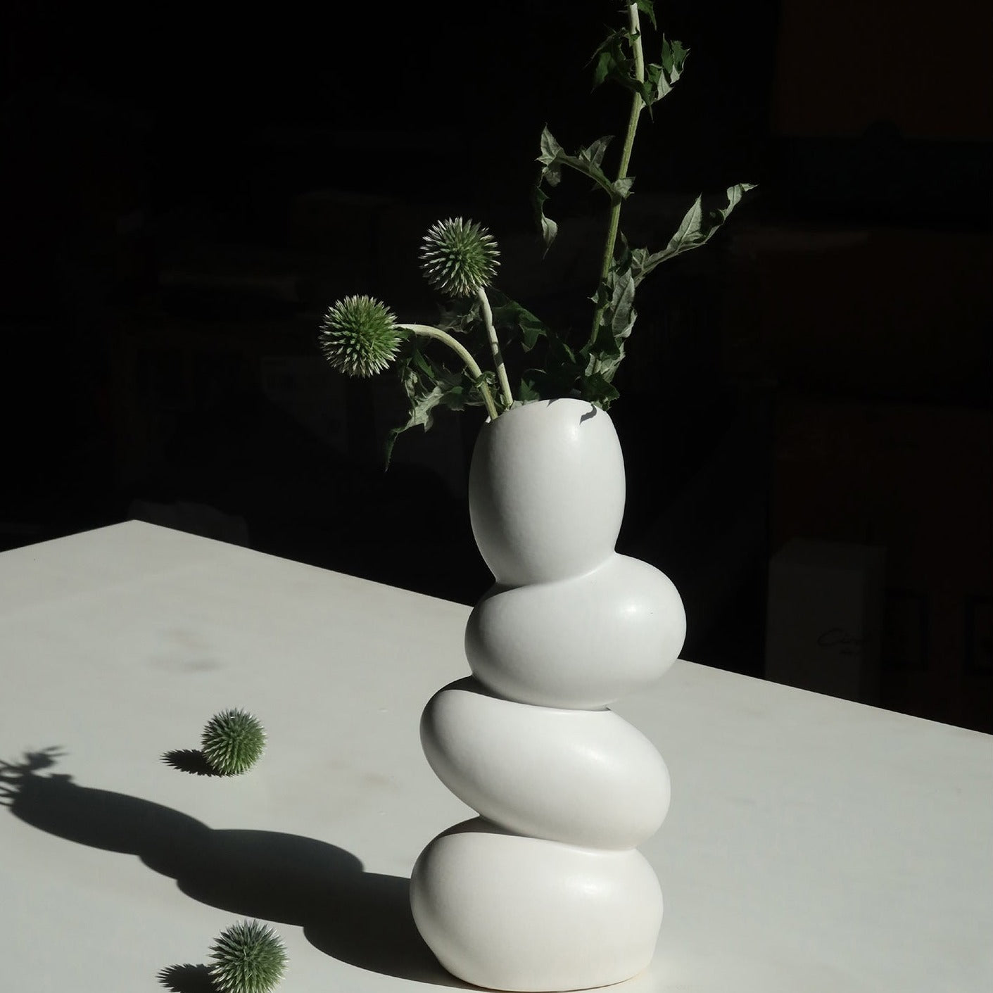 Elegante weiße eiförmige Vase aus mattierter Keramik