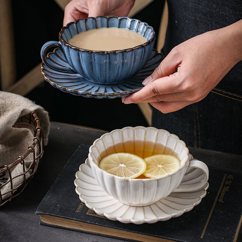 Japanischer Keramikbecher mit Chrysanthemenform