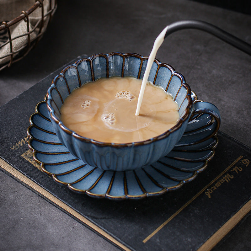 Japanischer Keramikbecher mit Chrysanthemenform