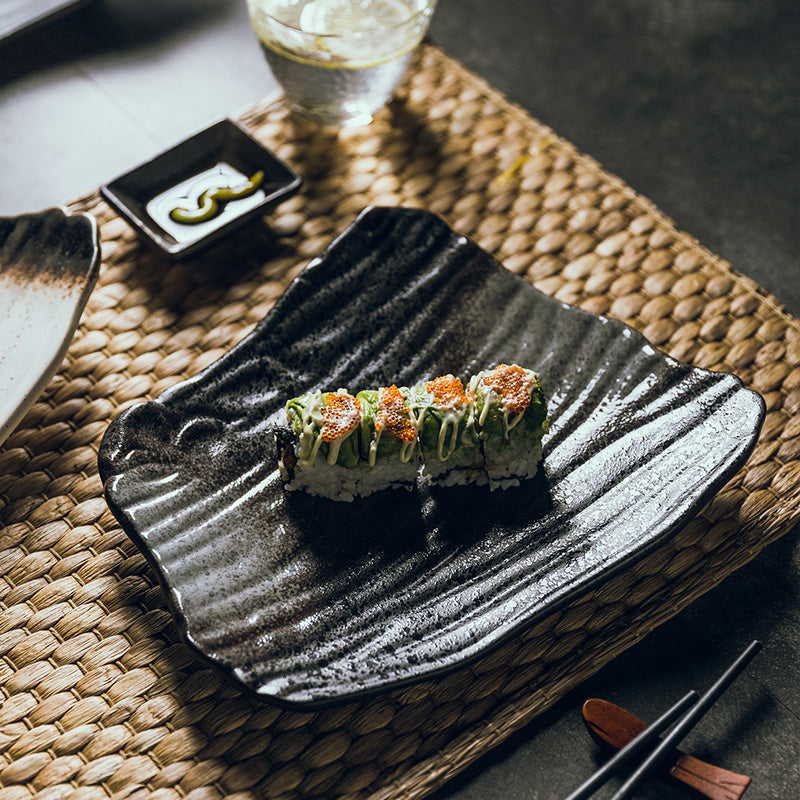 Unregelmäßige Sushi-Platte aus Keramik im japanischen Stil