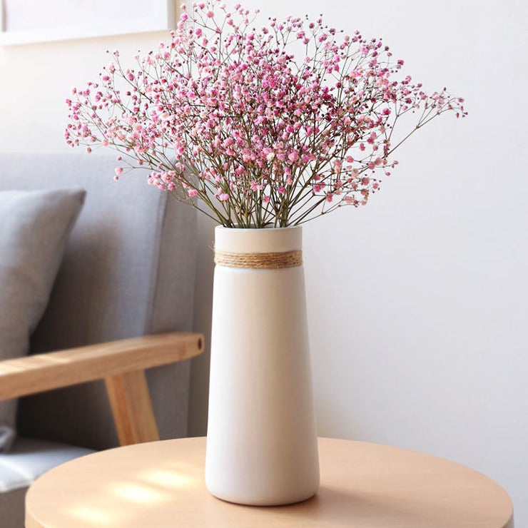 Matte Keramikvase mit Hanfseil für getrocknete Blumen