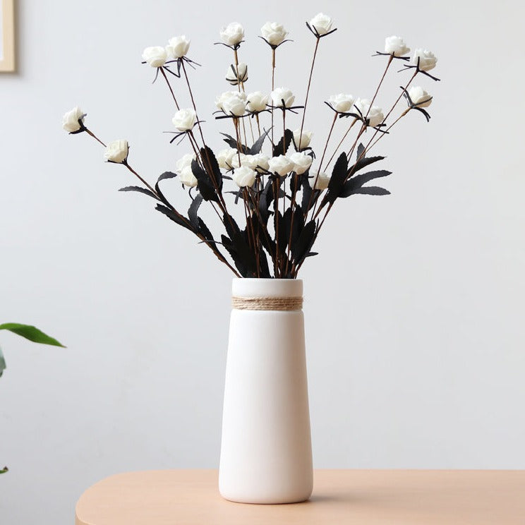 Matte Keramikvase mit Hanfseil für getrocknete Blumen